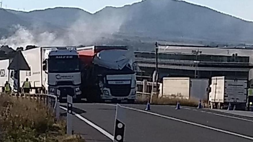 Los camiones, parados en la carretera.