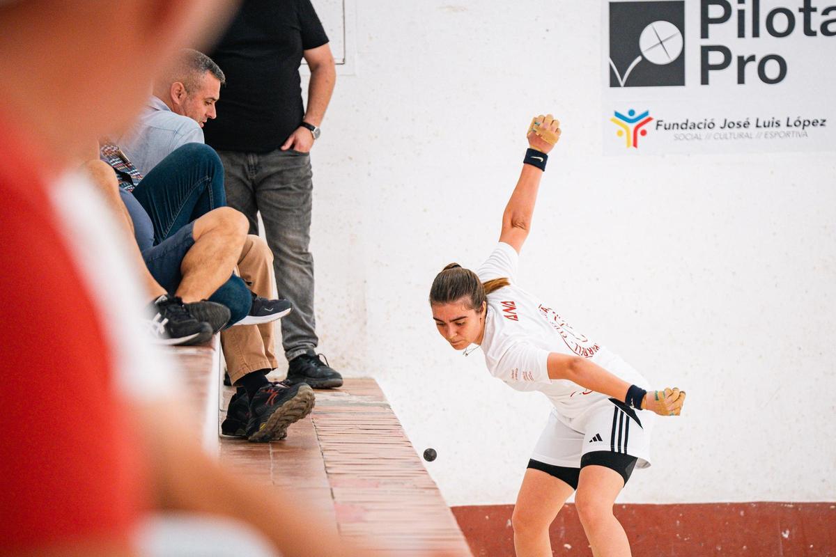 Ana juga una pilota parada caiguda d'escala.