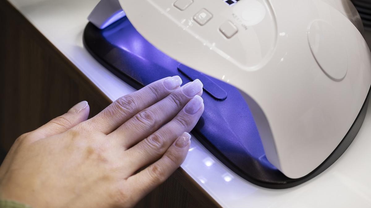 ¿Pueden las lámparas utilizadas para las manicuras producir cáncer? Los dermatólogos responden.