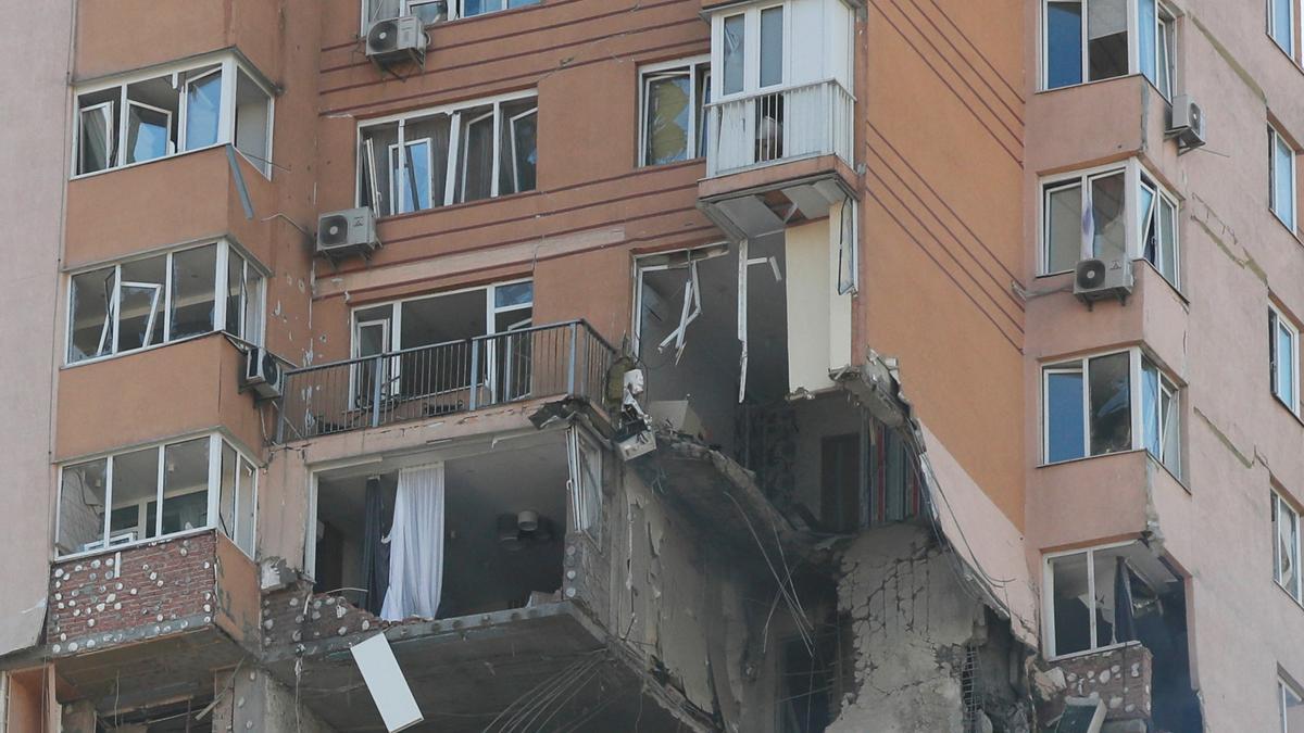 Ucrania publica un vídeo de un misil ruso impactando contra un edificio de viviendas en Kiev