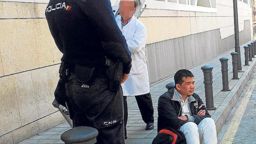 El joven chino ayer sentado en la puerta de Comisaría.