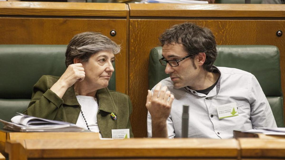 Los parlamentarios de EH Bildu Laura Mintegi y Julen Arzuaga, el pasado 29 de mayo, en el Parlamento vasco.