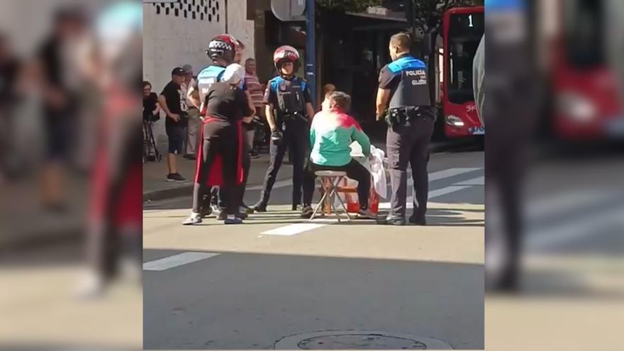 Detenida a la fuerza una mujer que se había instalado en un paso de cebra del Cerillero con un taburete y una mesa