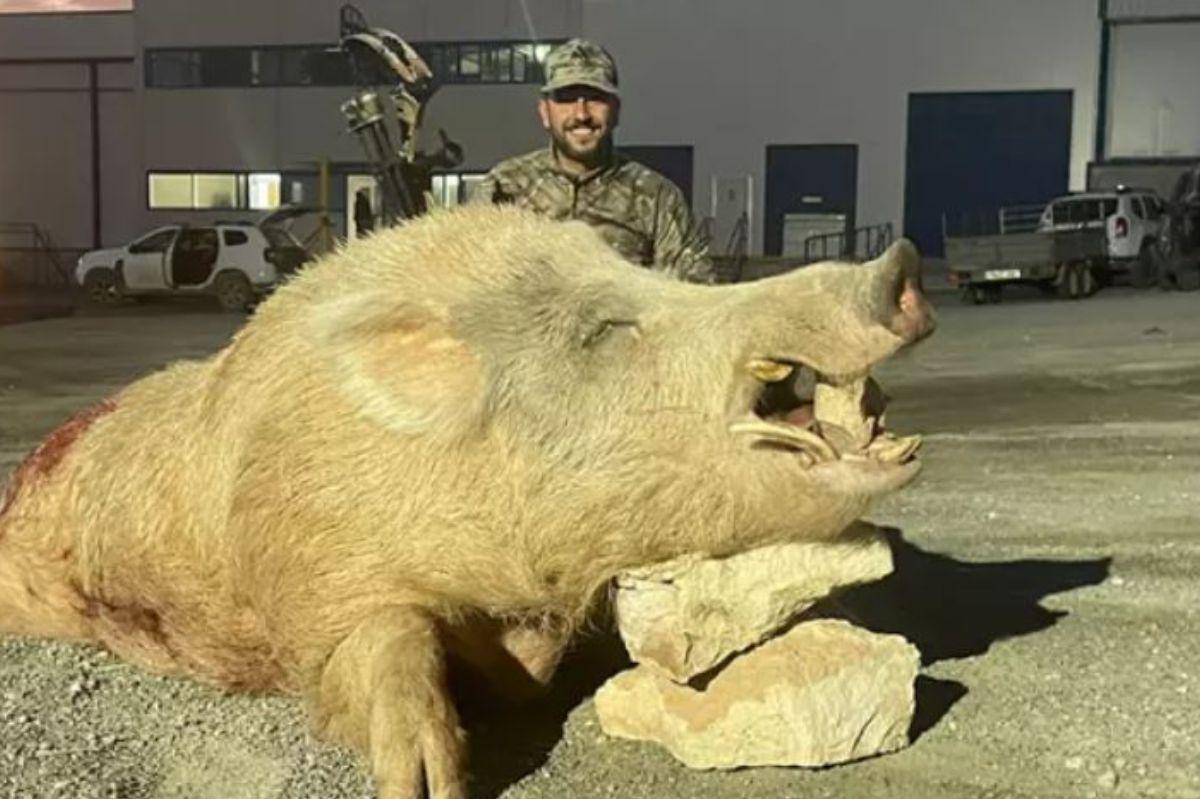 El arquero de la Sociedad de Cazadores de Cieza junto al jabalí.