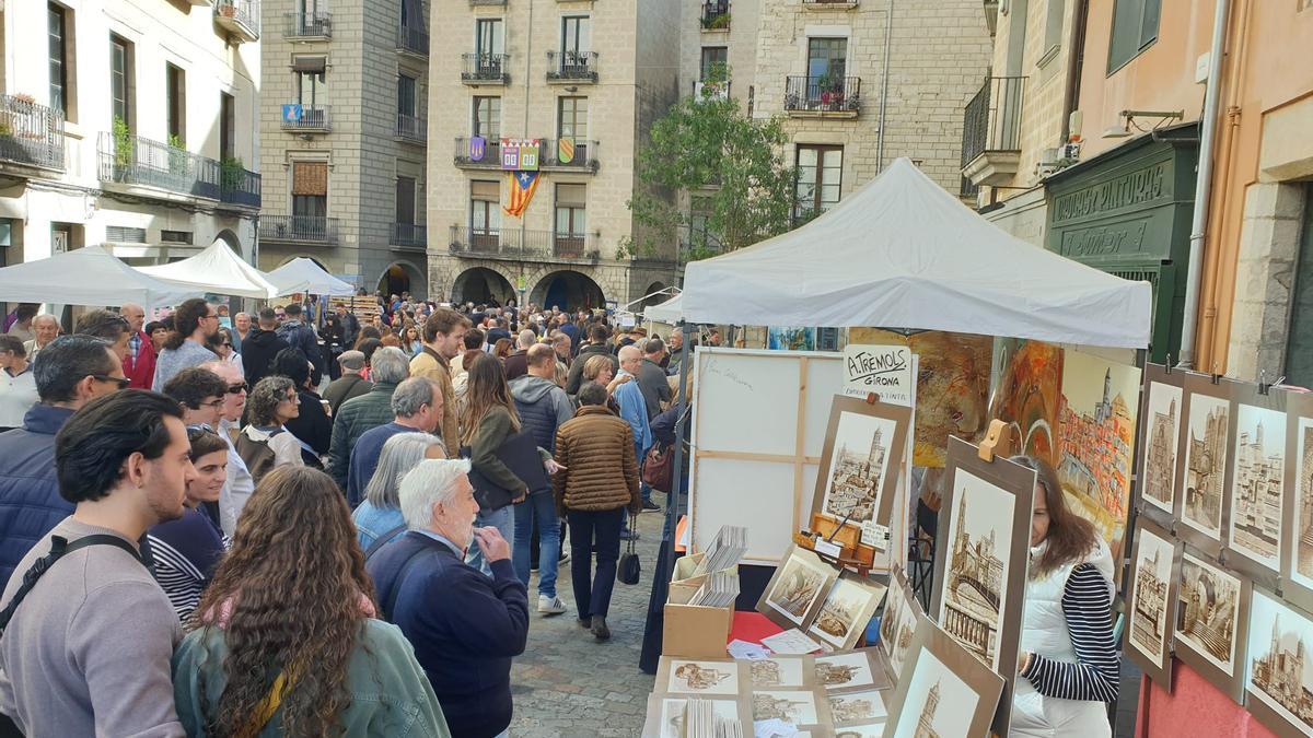 Artesania, aliments, antiguitats i dibuixos omplen els carrers de Girona el dia de Tots Sants