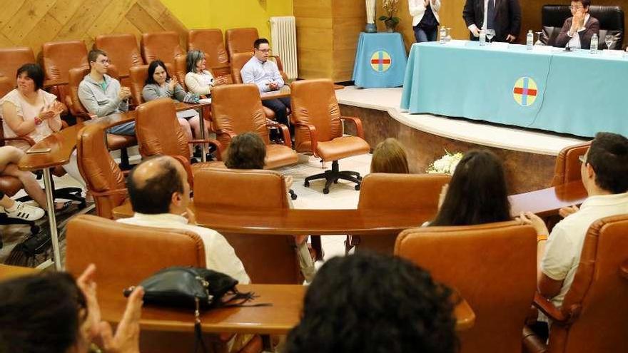 Los alumnos del programa Alida, familiares y profesores durante la clausura, ayer, del curso. // M. G. Brea