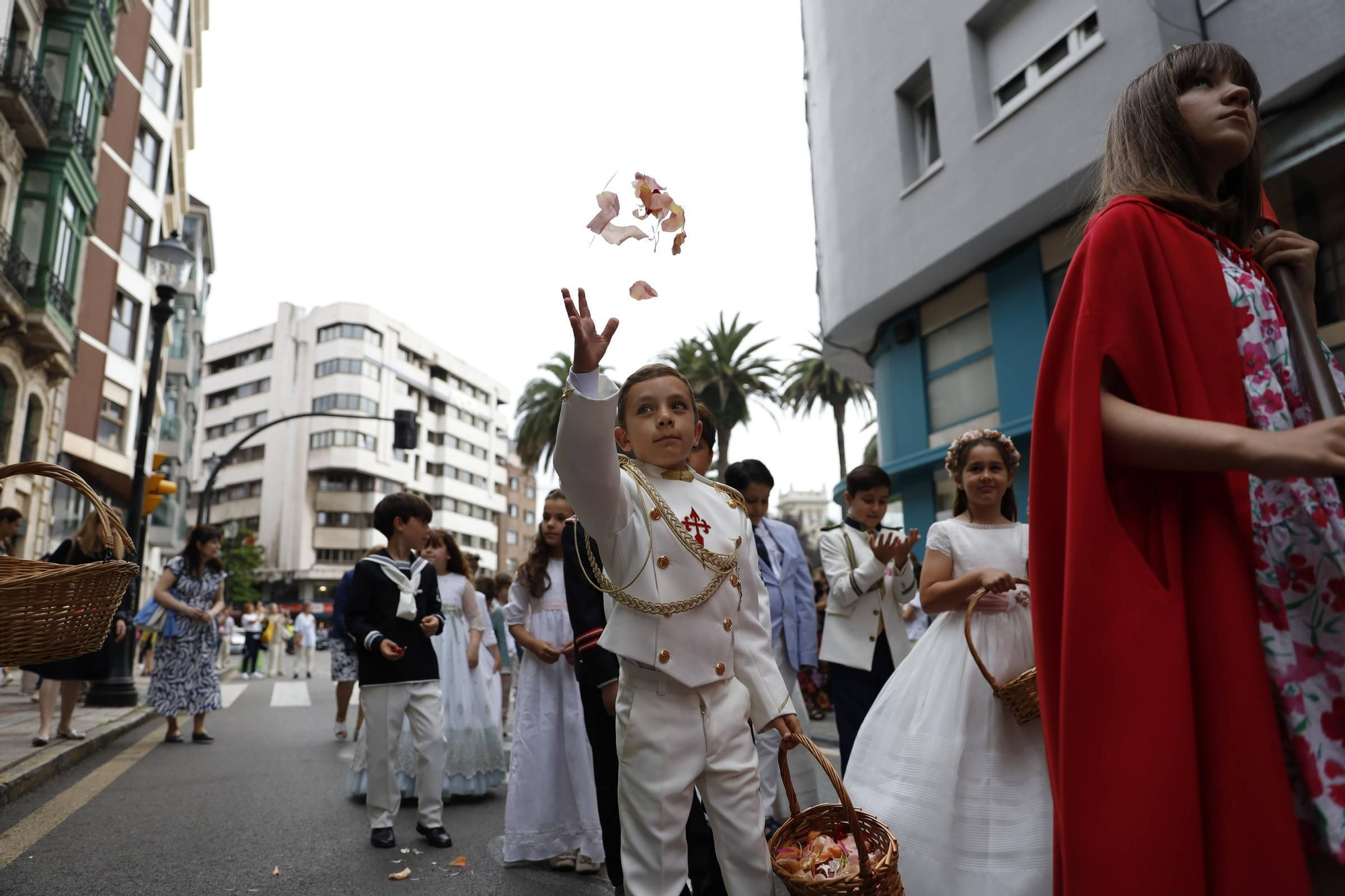 Pétalos, incienso, niños... así fue la procesión del Corpus Christi en Gijón (en imágenes)