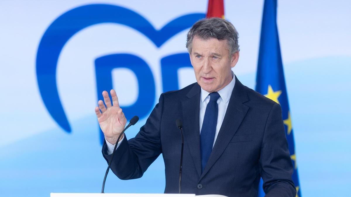 Feijóo reafirma su compromiso de no gobernar con Vox y califica 2025 como "el peor año del peor Gobierno"