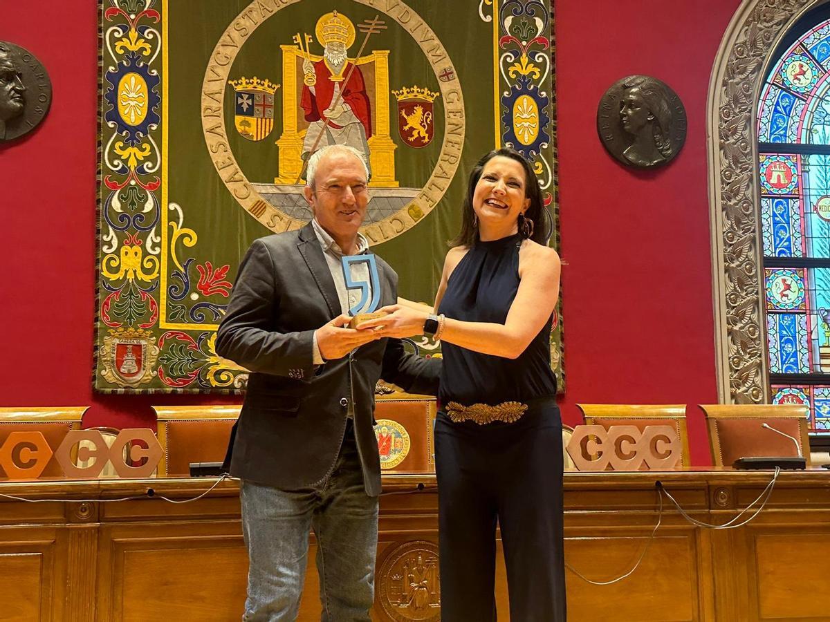 El periodista Manuel Lorenzo recoge su premio, este jueves en el Paraninfo.