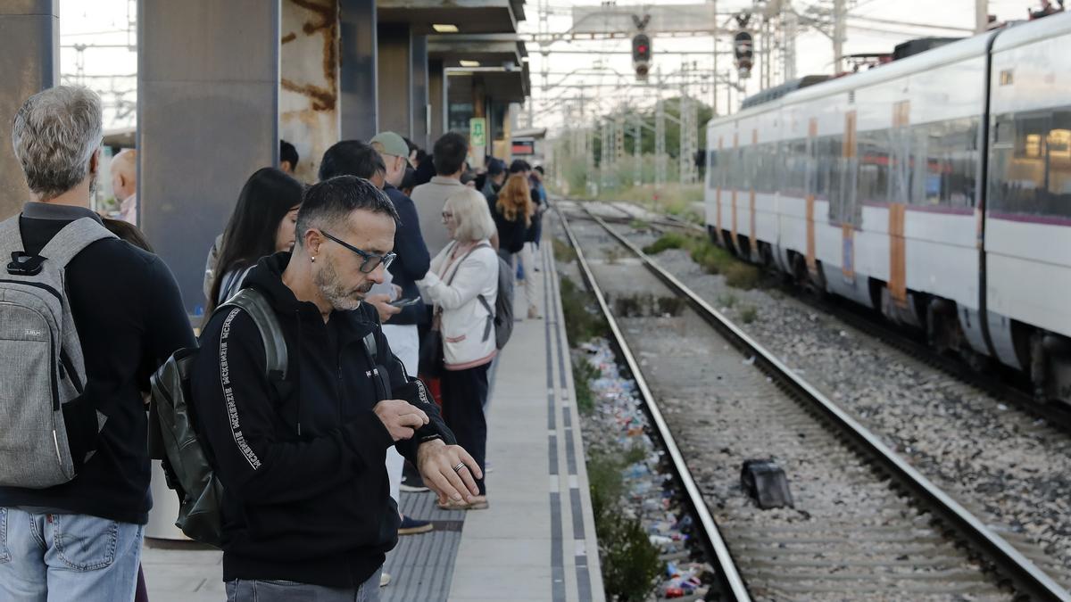 Usuarios de Renfe esperan en el andén.