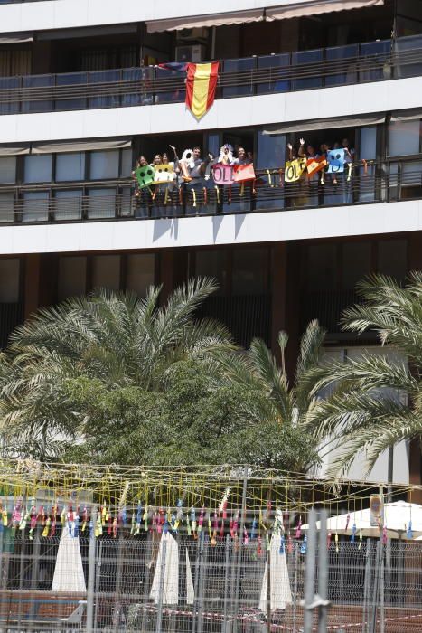 La mascletà de la pirotecnia valenciana Fuegos Artificiales del Mediterráneo hace retumbar la emblemática plaza con un disparo compacto con un potente final terrestre y aéreo