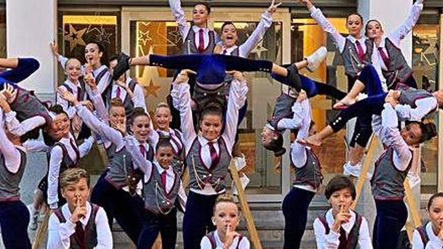 El grupo ibicenco posa en la entrada de Teatro Nuevo Alcalá de Madrid.