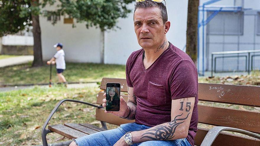 Carlos Añel con una foto de su hija desaparecida, Nerea.