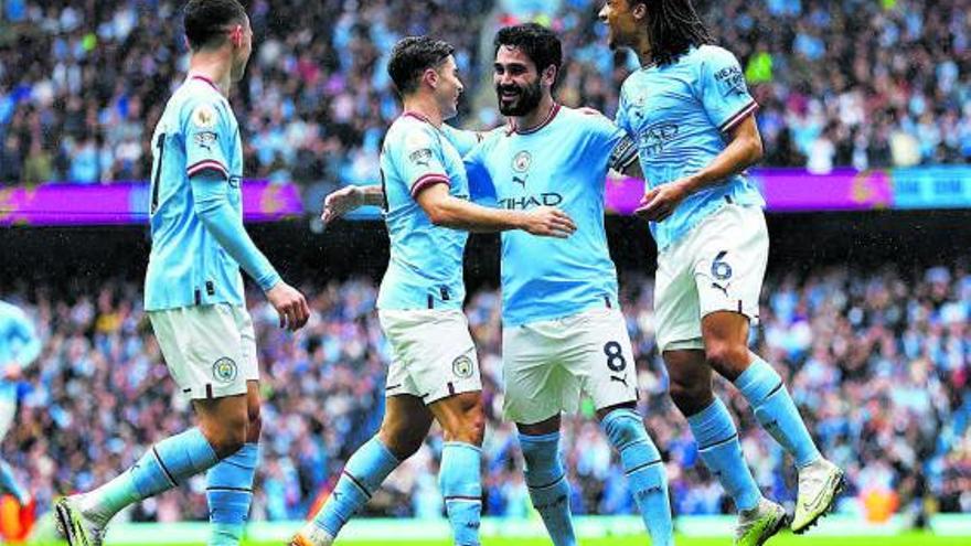 Los jugadores del City celebran uno de los goles de Gundogan. |  // REUTERS