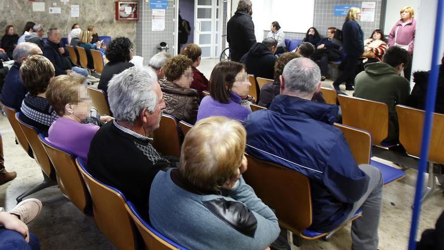 Varias personas esperan para una consulta.