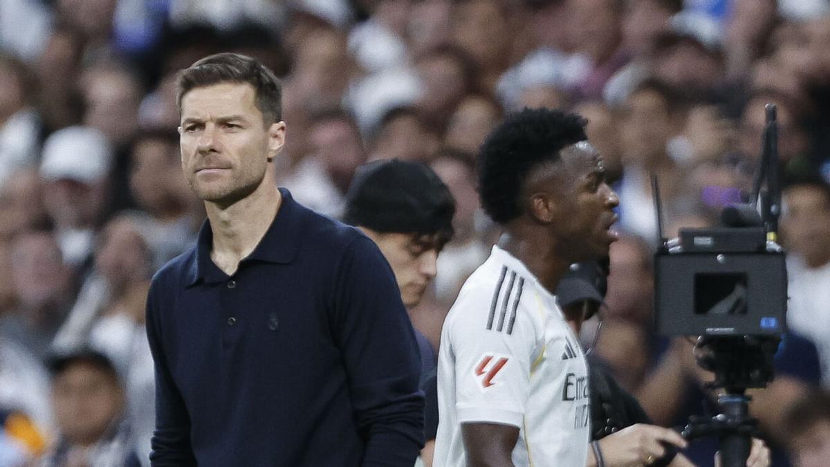 Xabi Alonso y Vinicius, tras su deenuentro en el clásico.