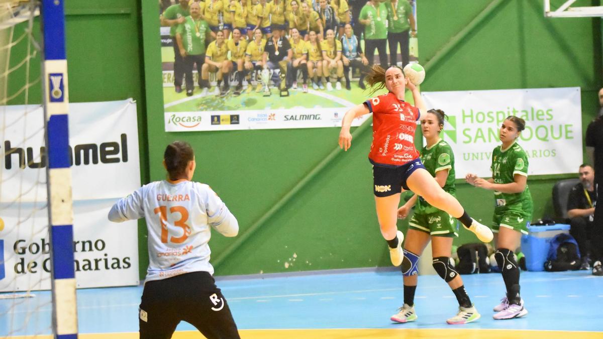 Manterola lanza durante el partido de ayer.