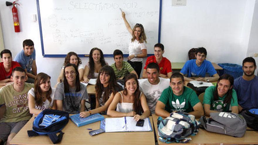 Alumnos de segundo de Bachillerato del IES Mare Nostrum, que el martes empezarán la Selectividad.