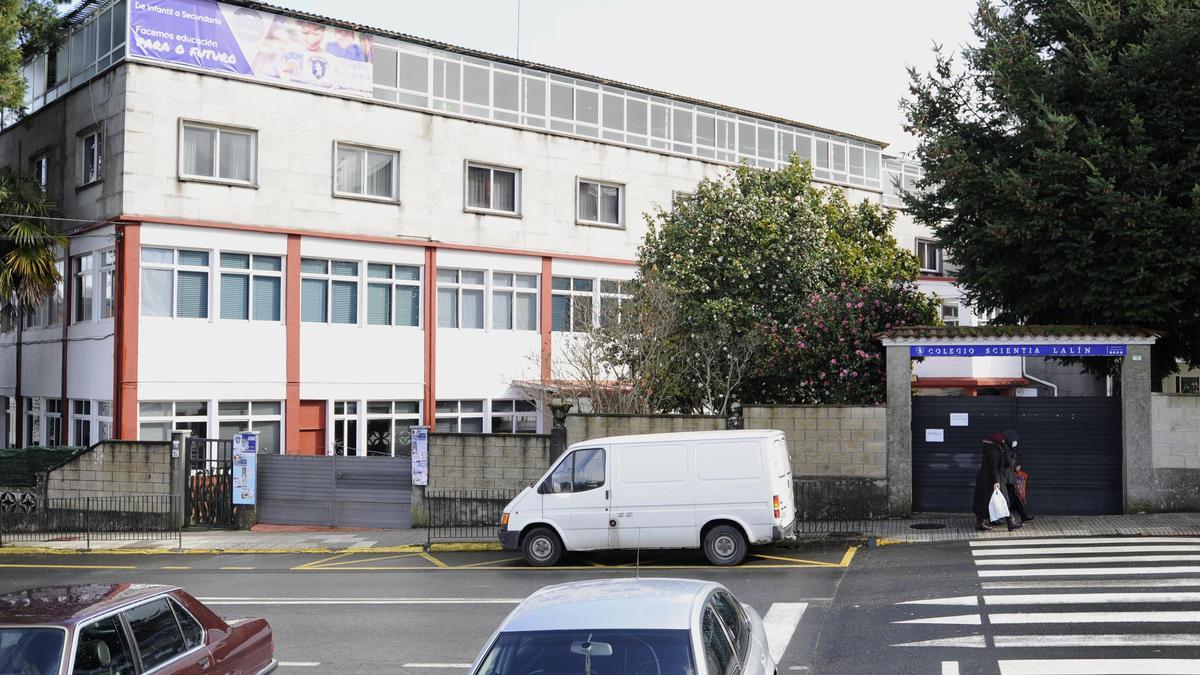 Edificio principal del Colegio Scientia Lalín en la calle Penatoares.
