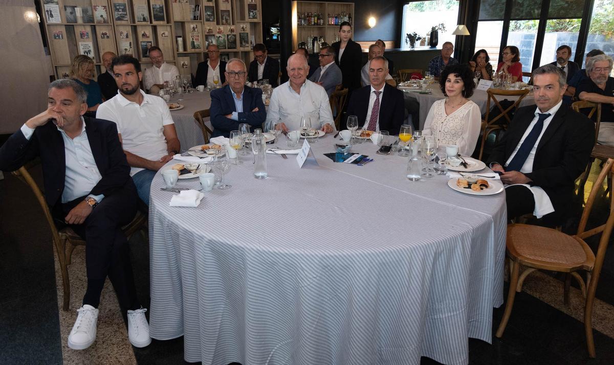 El edil de Urbanismo, Antonio Peral, la directora general de Planeamiento, Leticia Martín, y el profesor universitario Armando Ortuño analizan el futuro documento que aspira a cambiar el porvenir de la ciudad