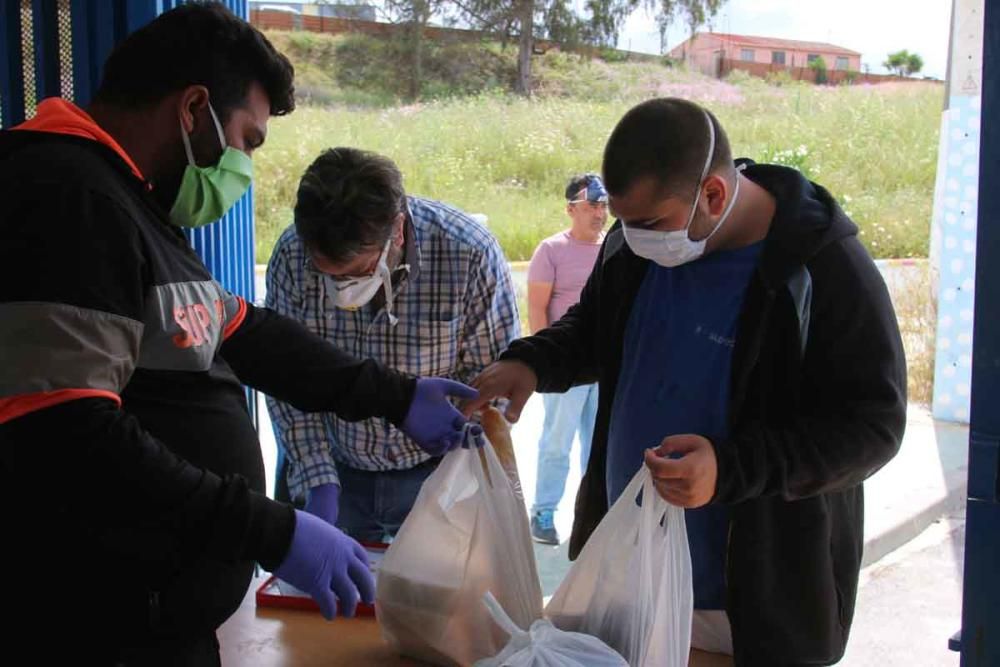 Reparto solidario de comida en los Asperones