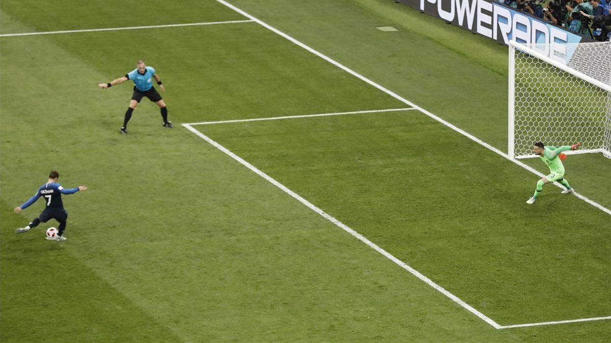 Griezmann anota el 2-1 de Francia en el lanzamiento de penalti ante Croacia en Moscú.