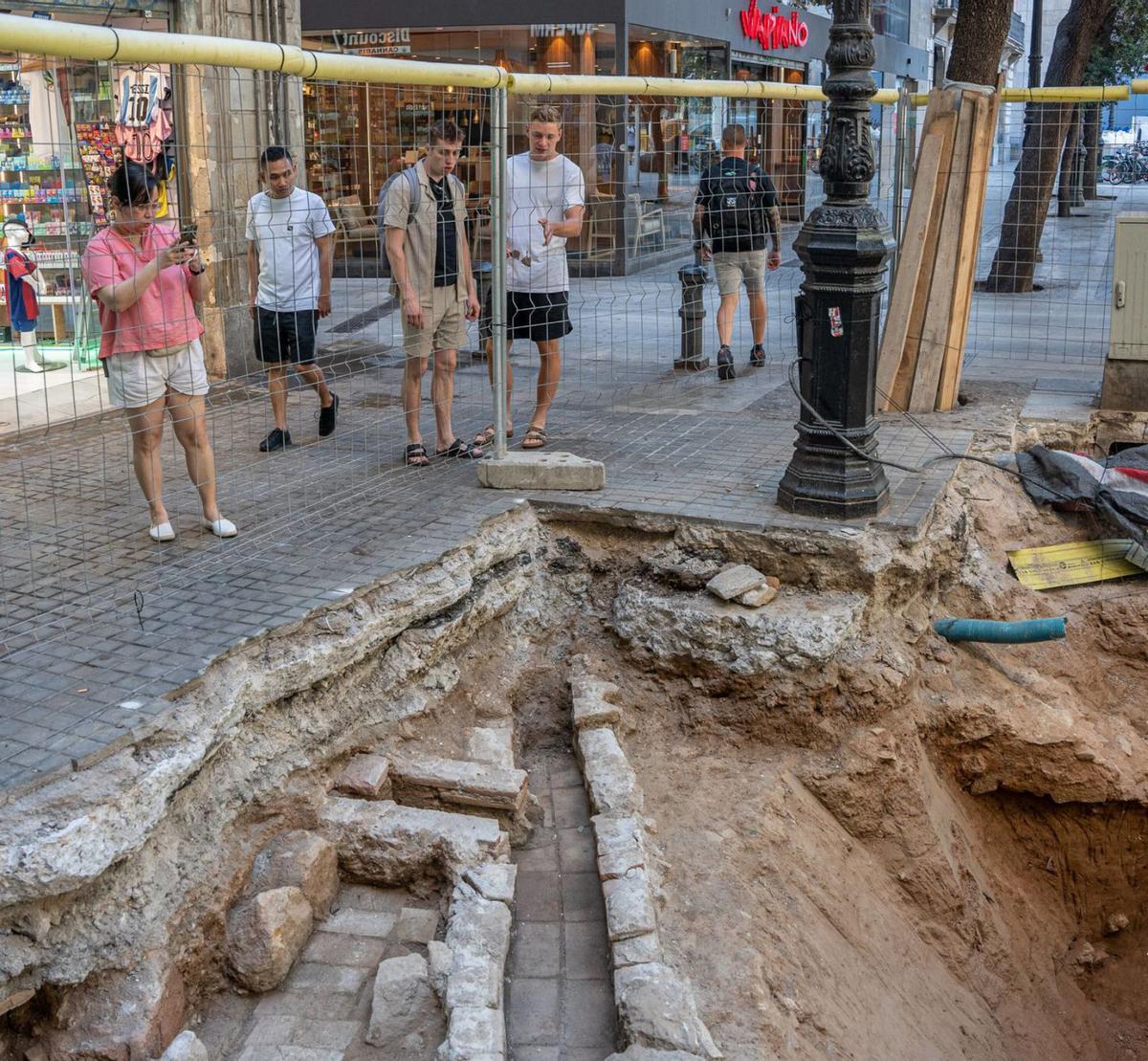 Les obres de la Rambla destapen un portal de la muralla medieval