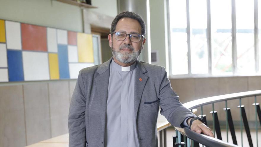 &quot;Alrededor del 70 por ciento de los que necesitan de Cáritas son inmigrantes&quot;, cifra el delegado episcopal de la entidad, ayer en Avilés