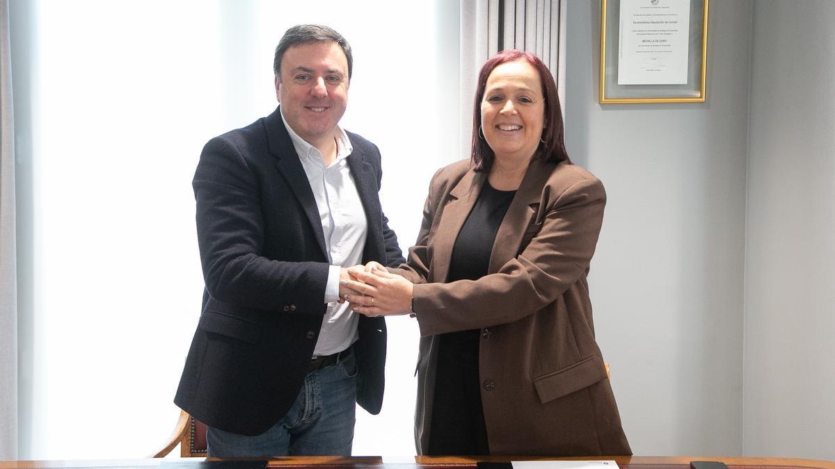 Valentín González e Sandra Insua asinaron o convenio na Deputación da Coruña.