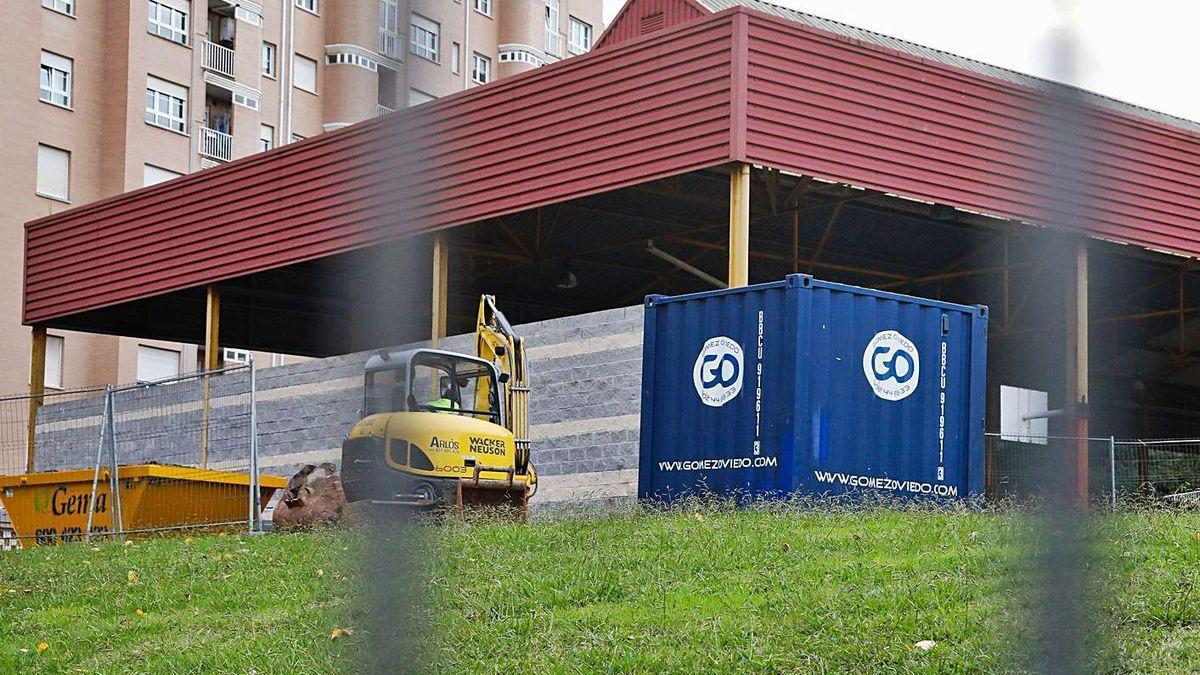 Maquinaria de obra, ayer, en las inmediaciones de la pista deportiva que se va a cerrar.