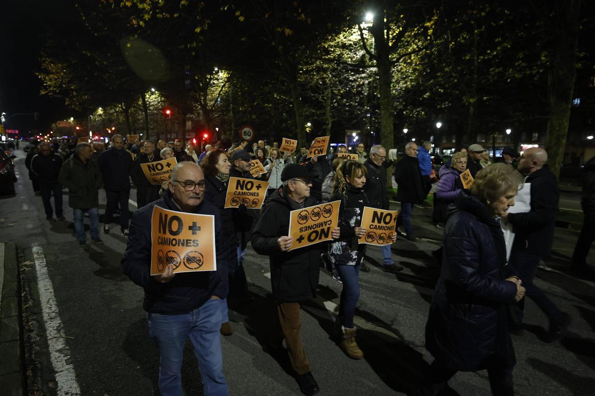 La última manifestación del 2025 contra el tráfico pesado por Príncipe de Asturias, en imágenes