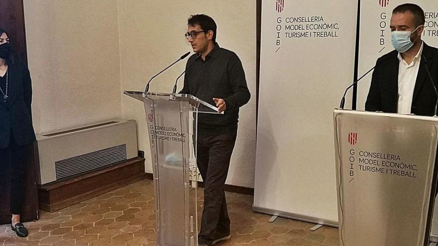 Iago Negueruela (izquierda) en rueda de prensa  junto a Miguel Sanz.