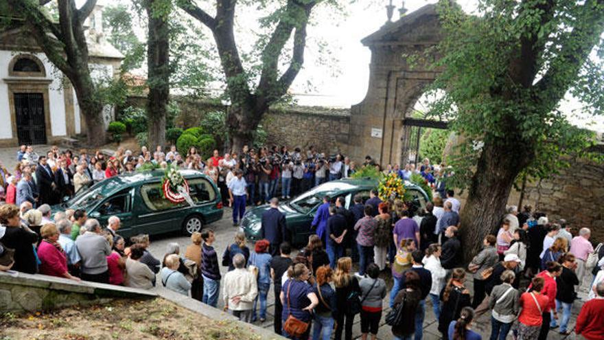 Vista de la entrada del cementerio en la que se han enterrado a los menores asesinados el domingo.