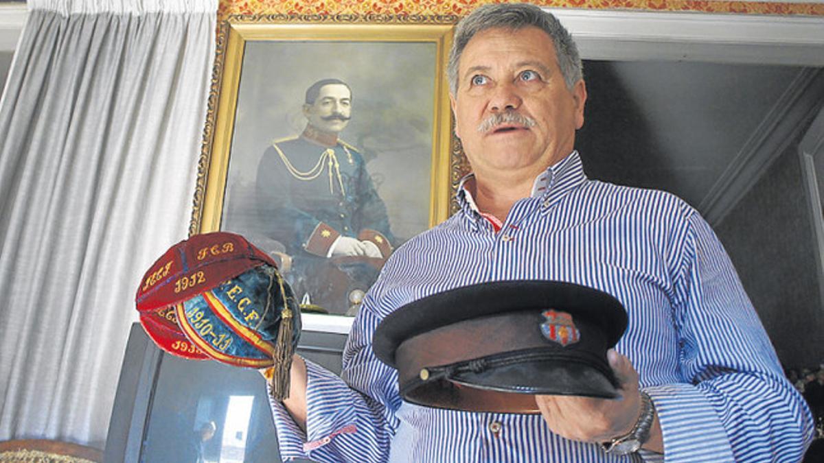 Antonio Ramos con los casquetes de la década de los años 10 del siglo XX y la gorra del conserje Manuel Torres