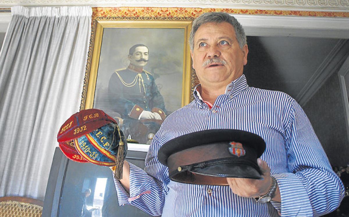 Antonio Ramos con los casquetes de la década de los años 10 del siglo XX y la gorra del conserje Manuel Torres