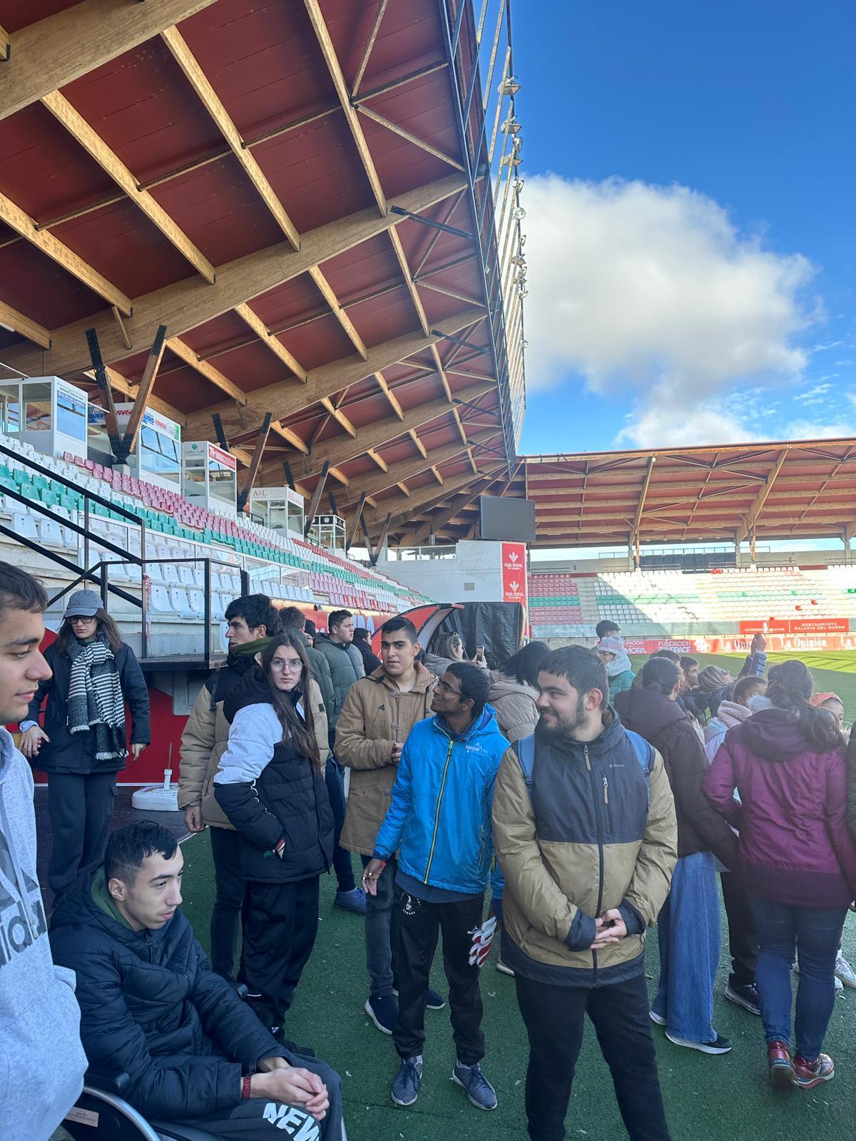 Los alumnos pisan el césped del Ruta.