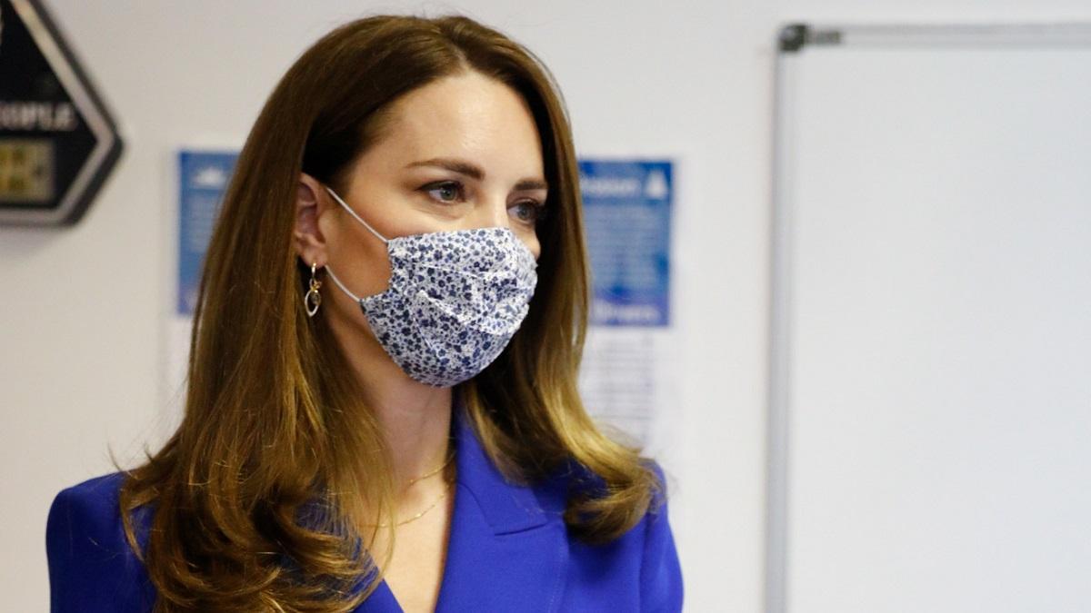 El look 'a la española' de Kate Middleton con americana de Zara y mascarilla de Amaia Kids