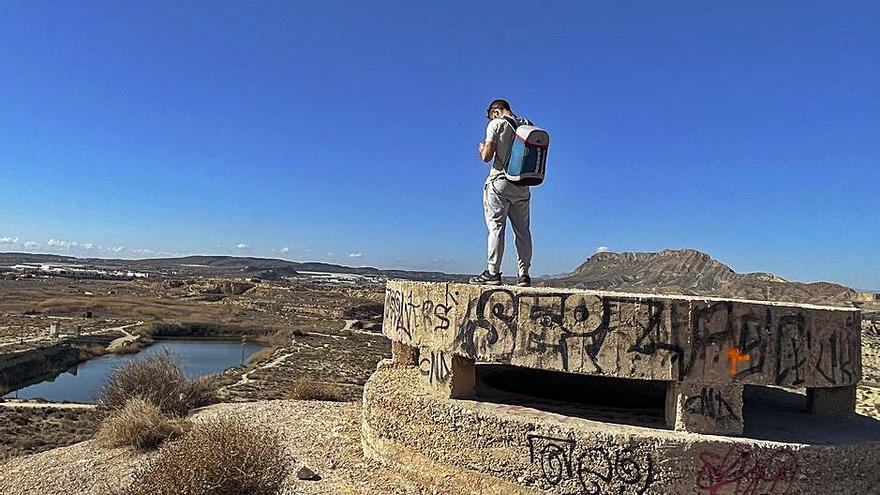 Senderistas en la Serra Grossa y un grupo que disfruta con las privilegiadas vistas a la bahía que ofrece este espacio natural. | RAFA ARJONES