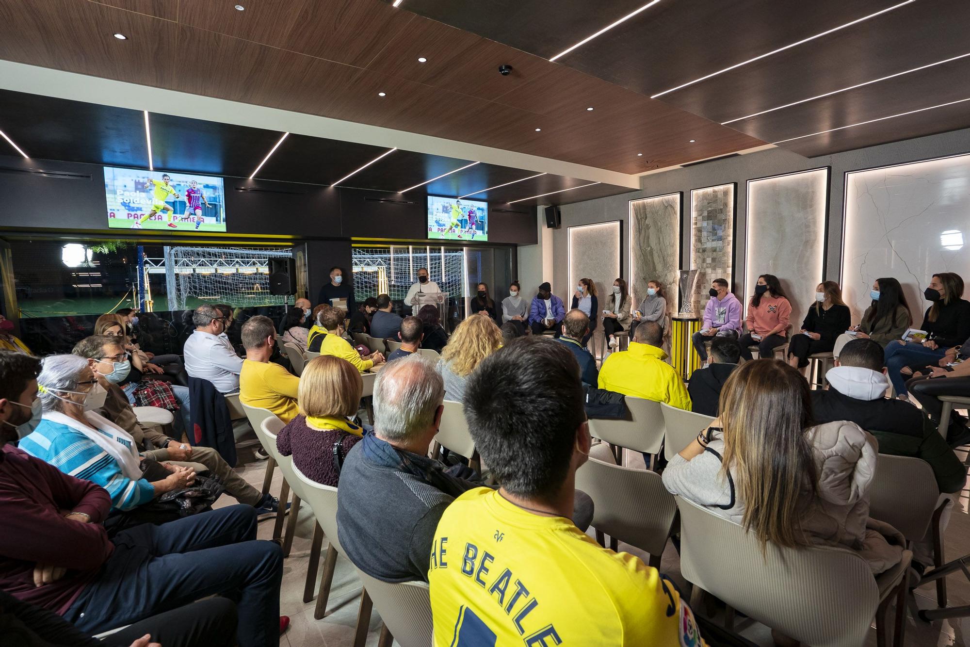 Varias decenas de seguidores acudieron al acto de hermanamiento de la Agrupació de Penyes del Villarreal y los y las jugadores del primer equipo en El Ceramista.