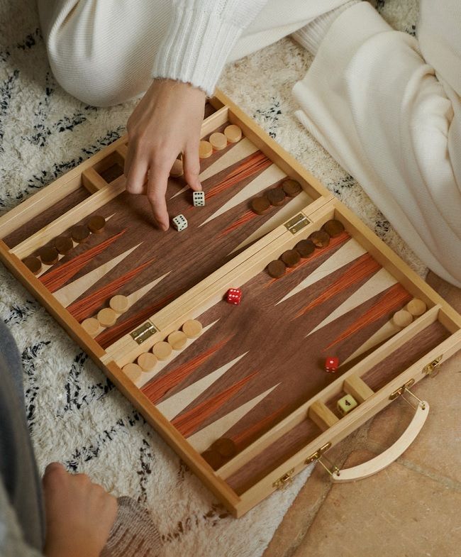 Los juegos de mesa de Inditex: maletín Backgammon de madera, de Oysho