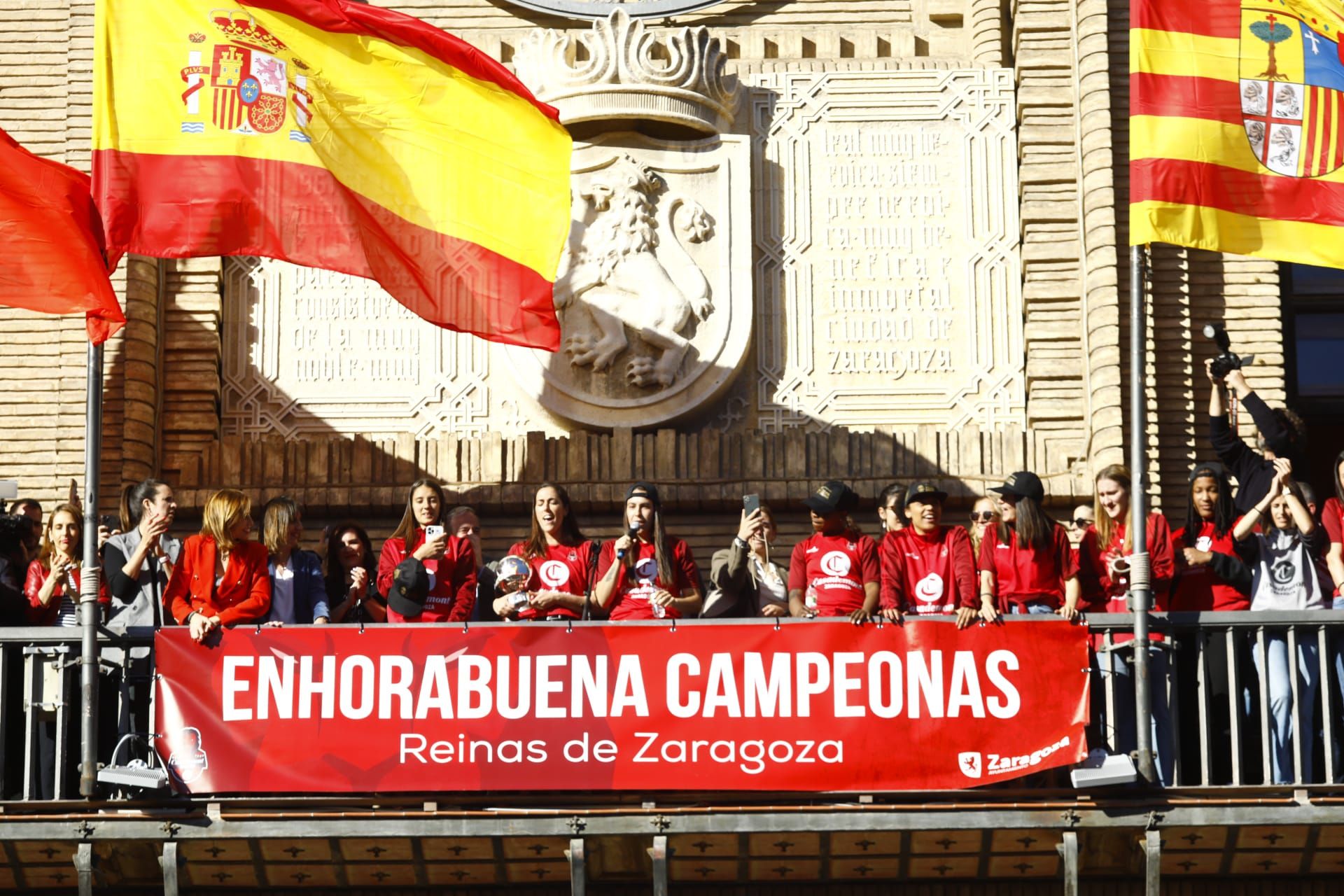 Baño de masas del Casademont Zaragoza en la plaza del Pilar y ofrenda de la Copa de la Reina a la Virgen del Pilar