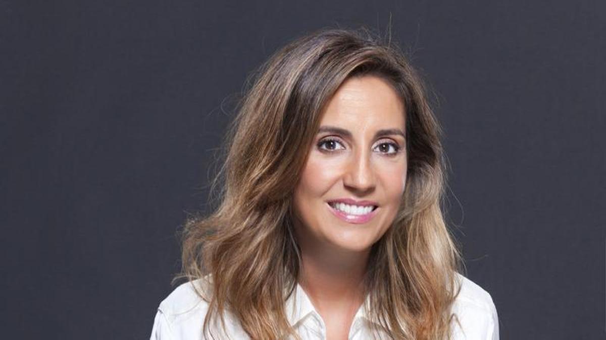 Ángela Banzas en Elche: «Cuando tienes una sociedad que siente miedo, es manipulable y hay muchos intereses detrás»