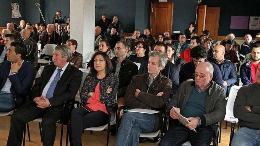 En primera fila Varela y Vázquez, ayer, en las jornadas de manejo impartidas en Agolada. // Luis Polo