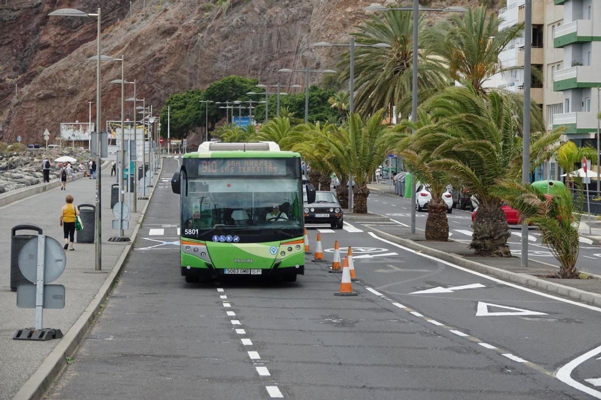 Carril bus para acceder a la playa de Las Teresitas.