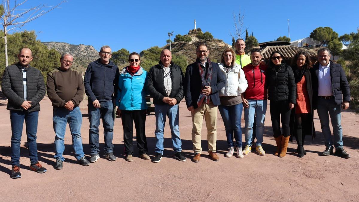 Diego José Mateos, Isabel Casalduero y Antonio Navarro, junto a vecinos de La Hoya, supervisando los trabajos.