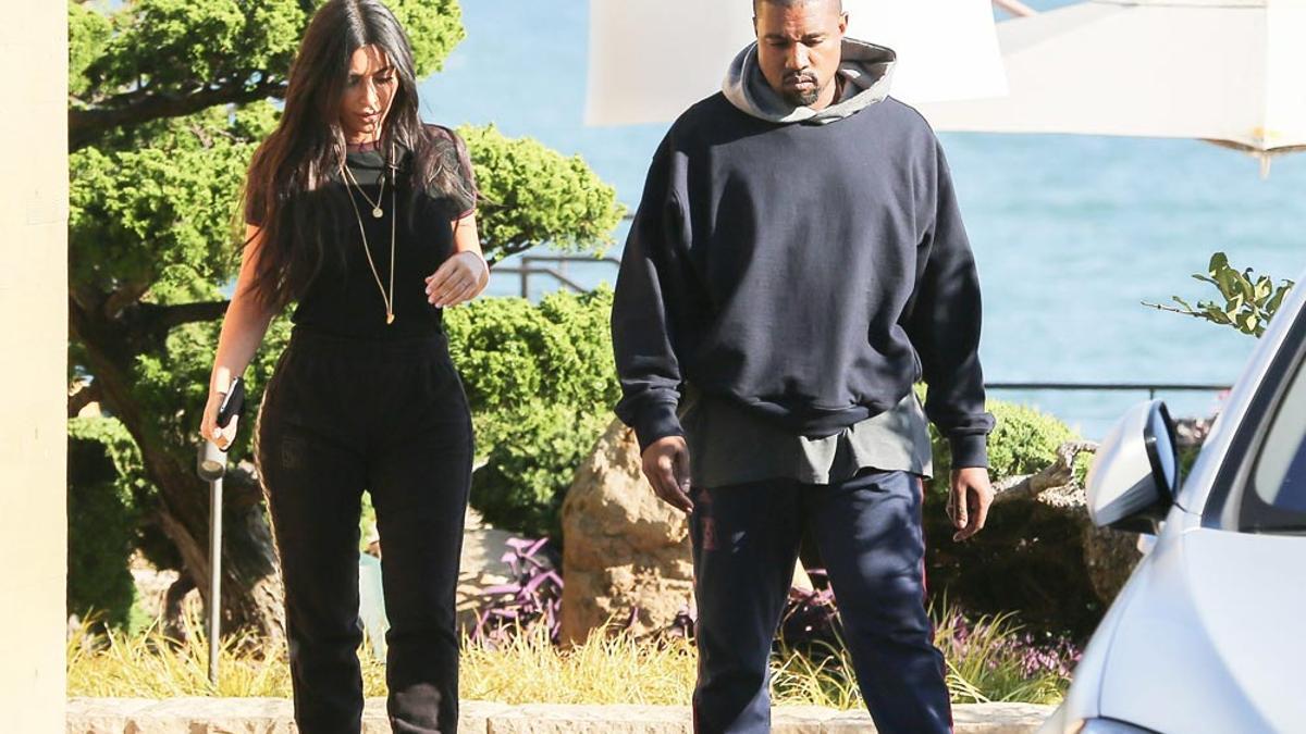 Kim Kardashian y Kanye West salen a comer en Malibú