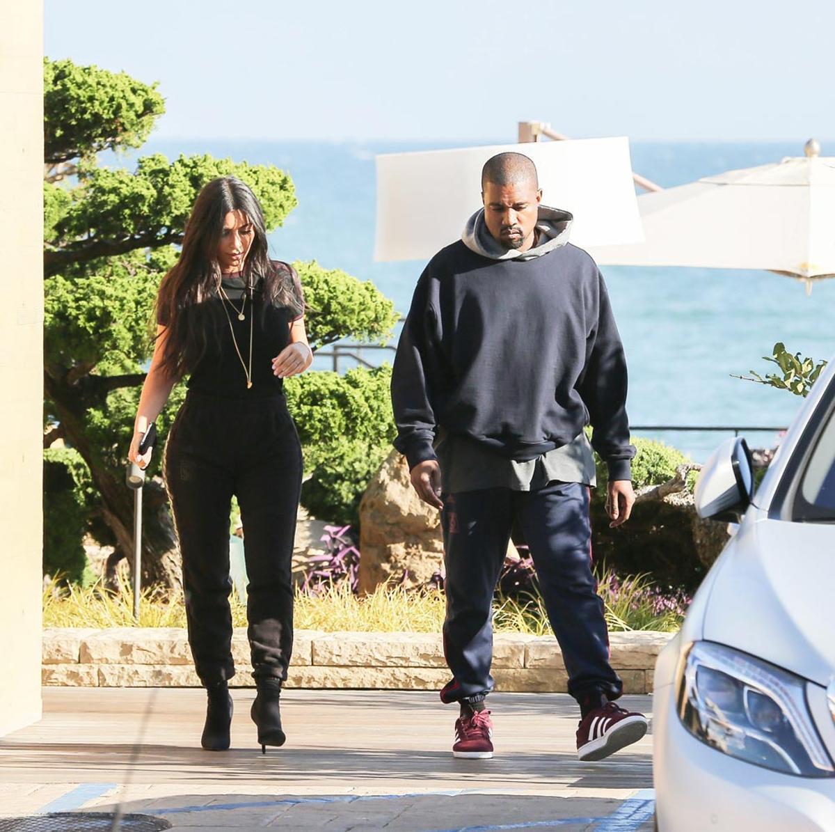 Kim Kardashian y Kanye West salen a comer en Malibú