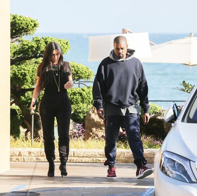 Kim Kardashian y Kanye West salen a comer en Malibú