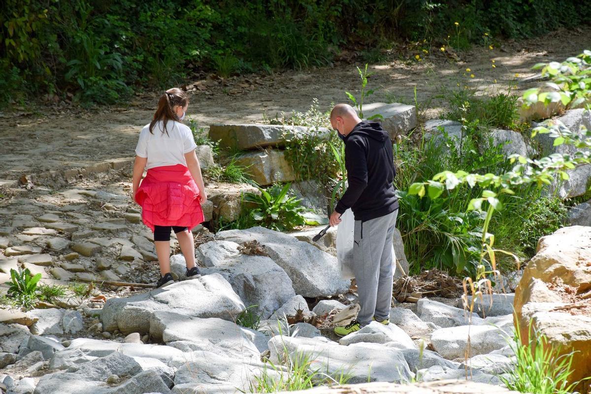 Cinquanta grups bombolla recullen 55 kg de residus al torrent dels Alous i Can Xercavins de Rubí Cinquanta grups bombolla recullen 55 kg de residus al torrent dels Alous i Can Xercavins de Rubí