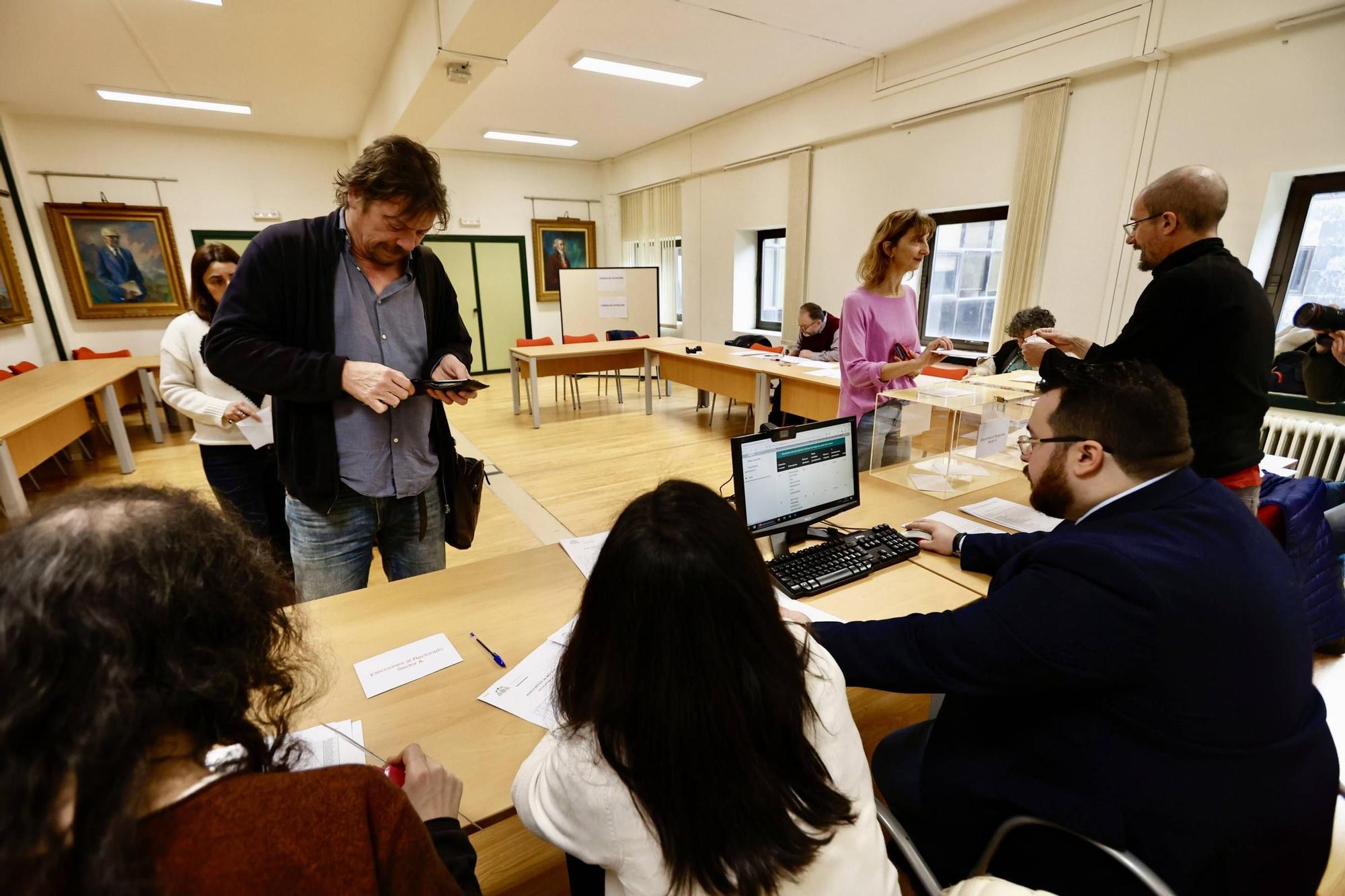 EN IMÁGENES: las votaciones para elegir al próximo Rector de la Universidad de Oviedo